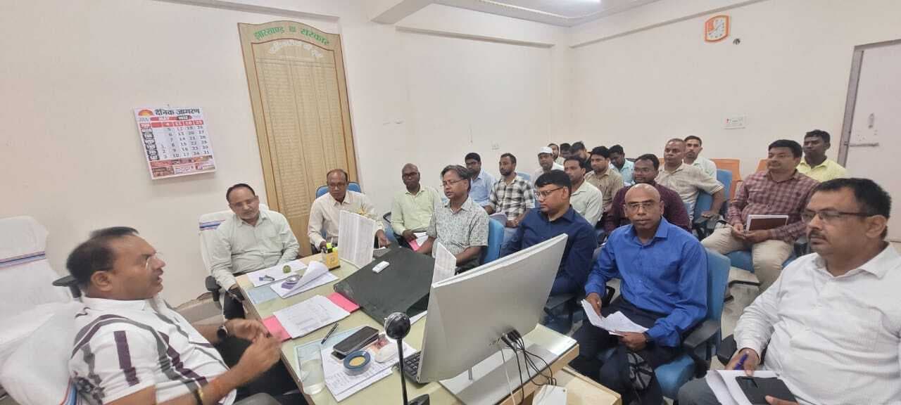 डीडीसी ने जन मन आवास योजना का किया समीक्षा