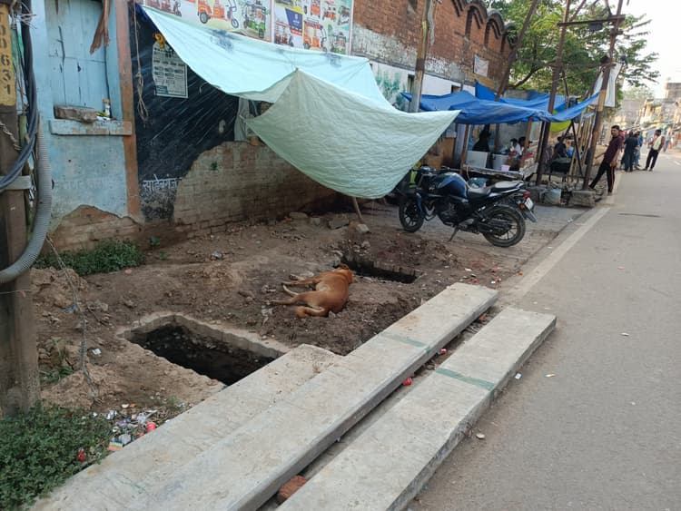 ट्रांसफार्मर लगाने के नाम पर जगह-जगह खोदे गये गड्ढे से दुर्घटना को आमंत्रण