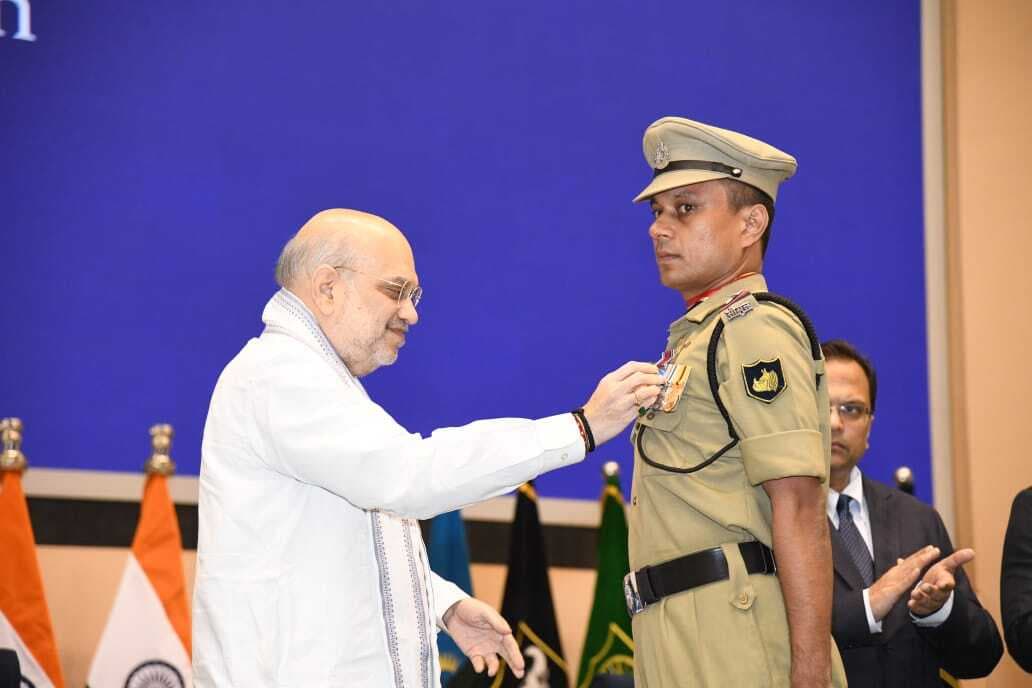 बीएसएफ सब इंस्पेक्टर अनुराग को वीरता पदक, गृहमंत्री ने किया सम्मानित