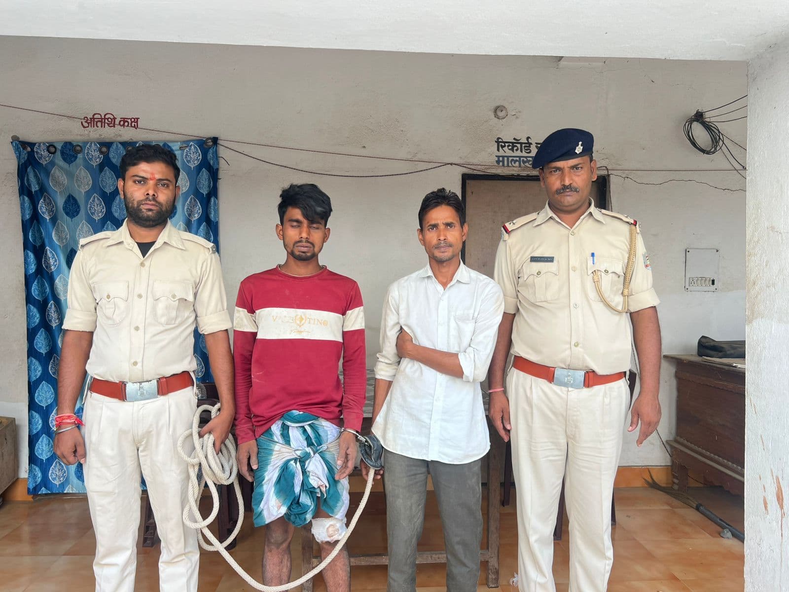 पांच सौ के तीन जाली नोट के साथ दो युवक गिरफ्तार