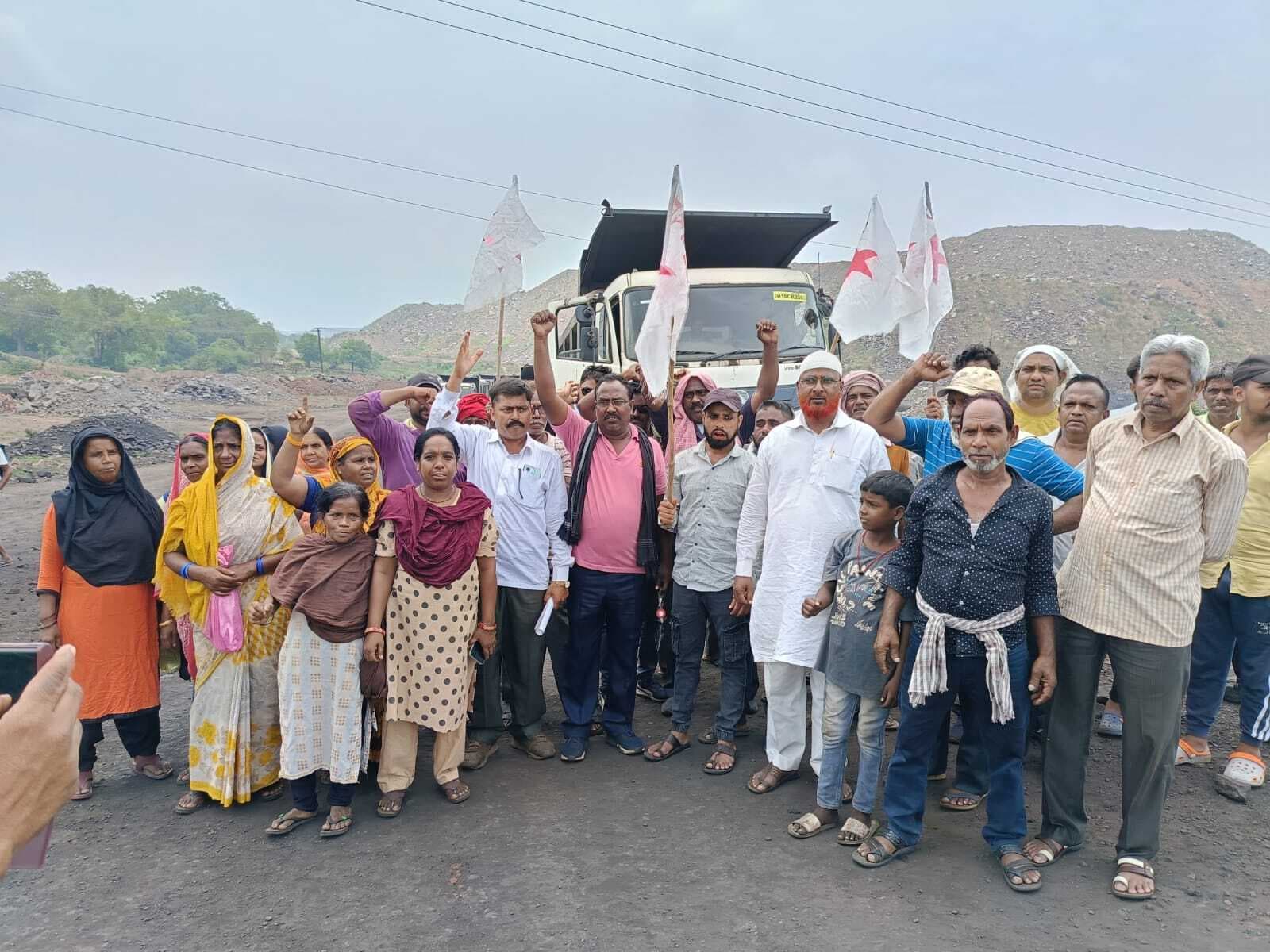 Dhanbad News : पिट वाटर के लिए बागडिगी पुल के समीप किया सड़क जाम