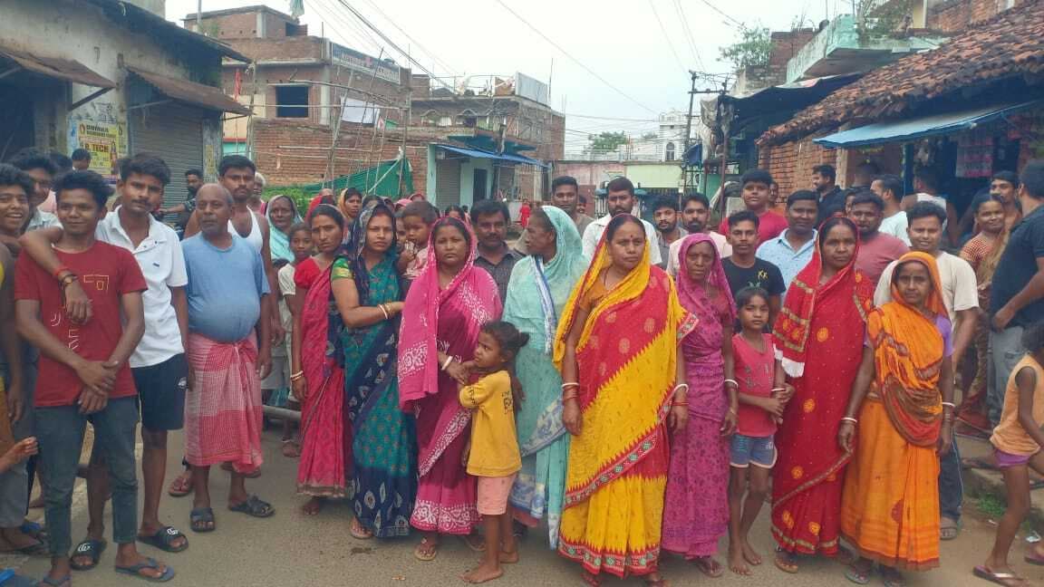 Lead News : बिजली आपूर्ति बहाल करने की मांग को लेकर रसिकपुर व खिजुरिया के लोगों ने किया सड़क जाम