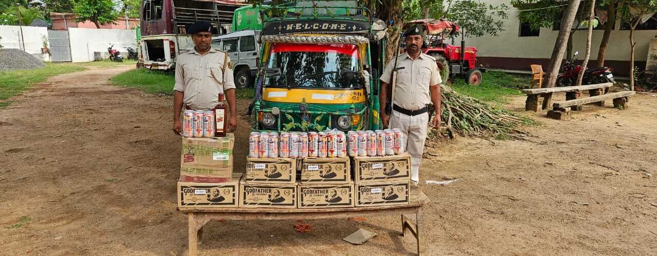 स्टैंड पर खड़ी आठ पेटी शराब लोड ऑटो जब्त