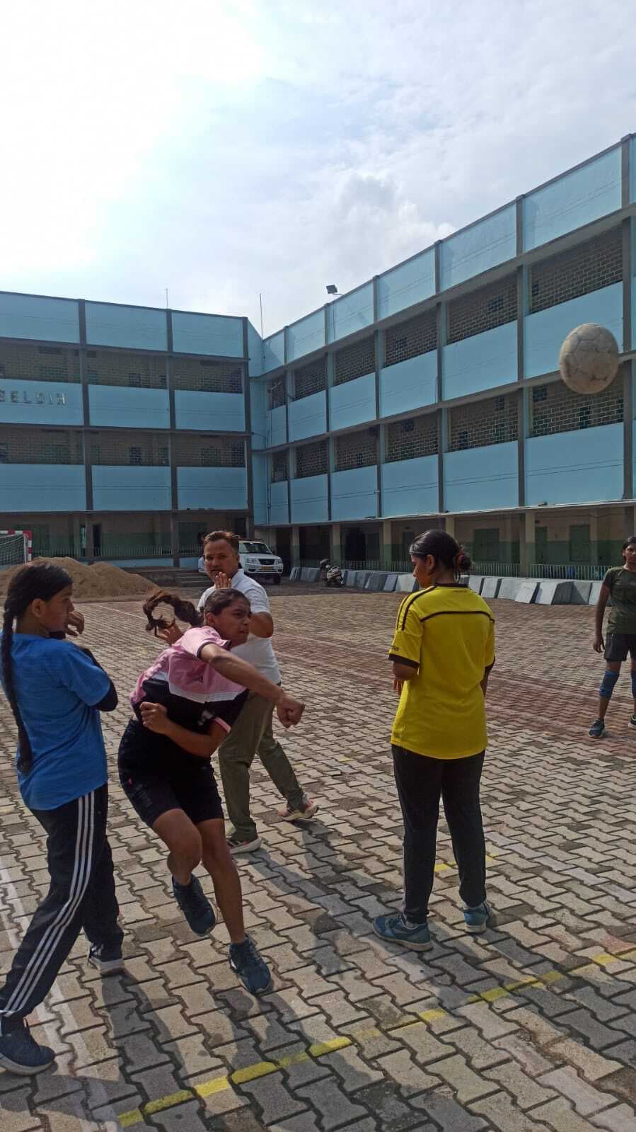 Beldih church school summer camp: समर कैंप छ समर कैंप में बालिकाएं सीख रहीं हैं हैंडबॉल के गुर