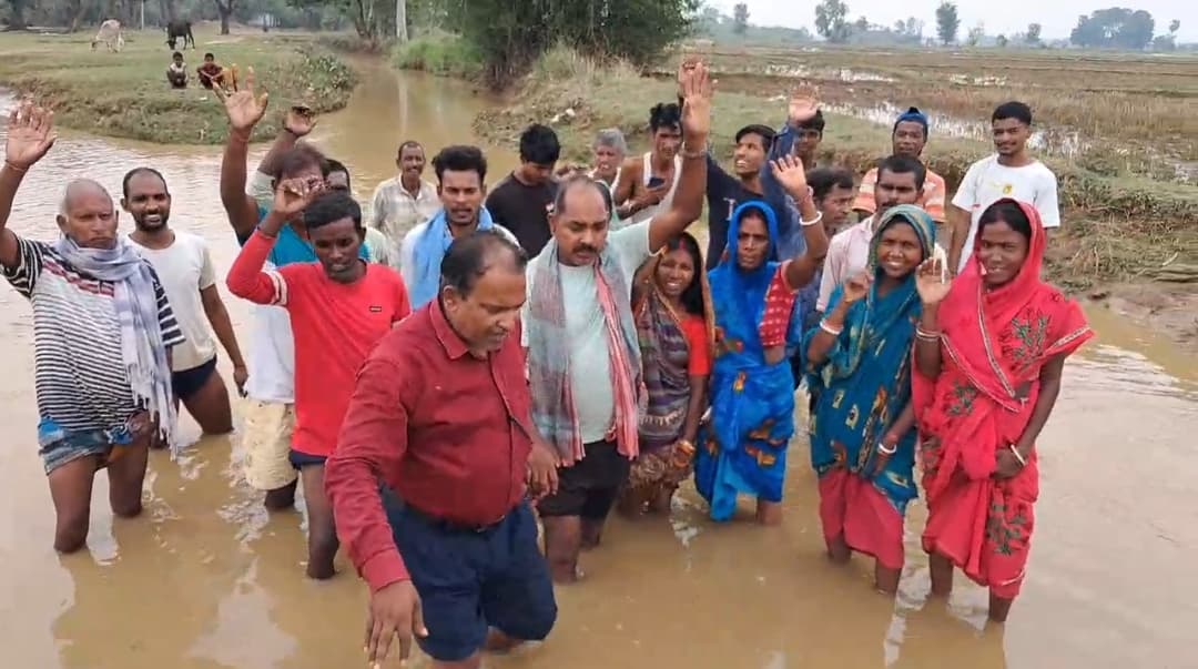 सड़क  नहीं बनने से भड़क मेहरपुर महादलित टोला के ग्रामीण, प्रदर्शन