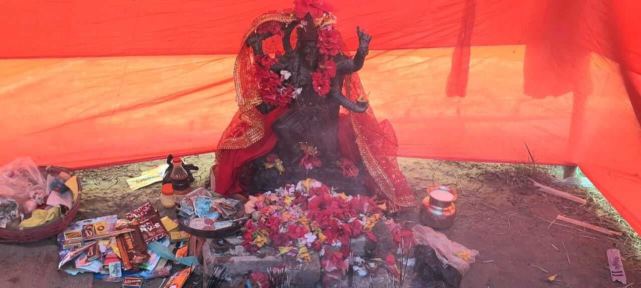 Madhubani News : अधवारी चहुंटा गांव के तालाब में मिली मां काली की प्रतिमा