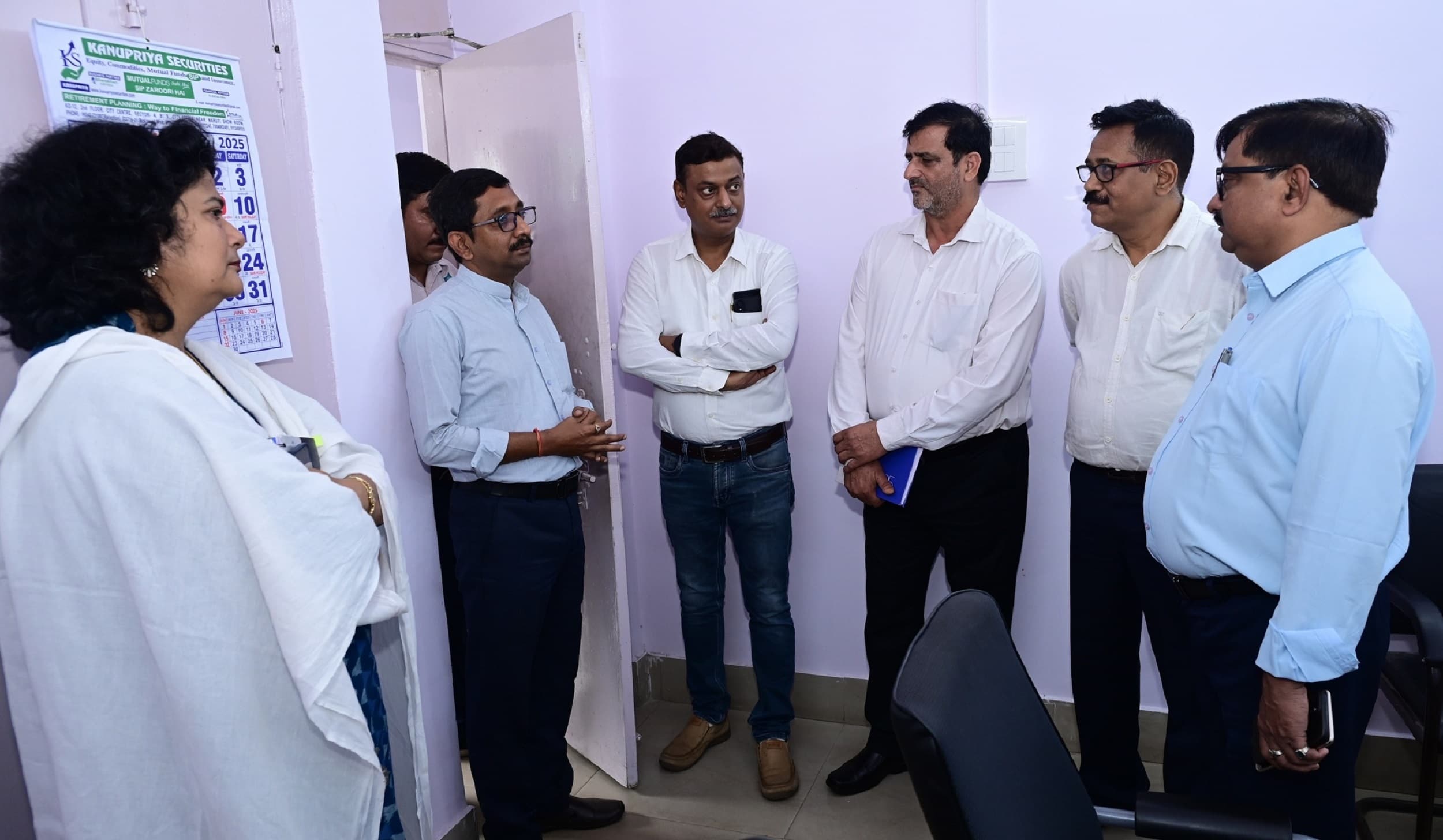 Bokaro News : समय पर काम करें पूरा, कर्मियों का ना हो कोई परेशानी : निदेशक प्रभारी