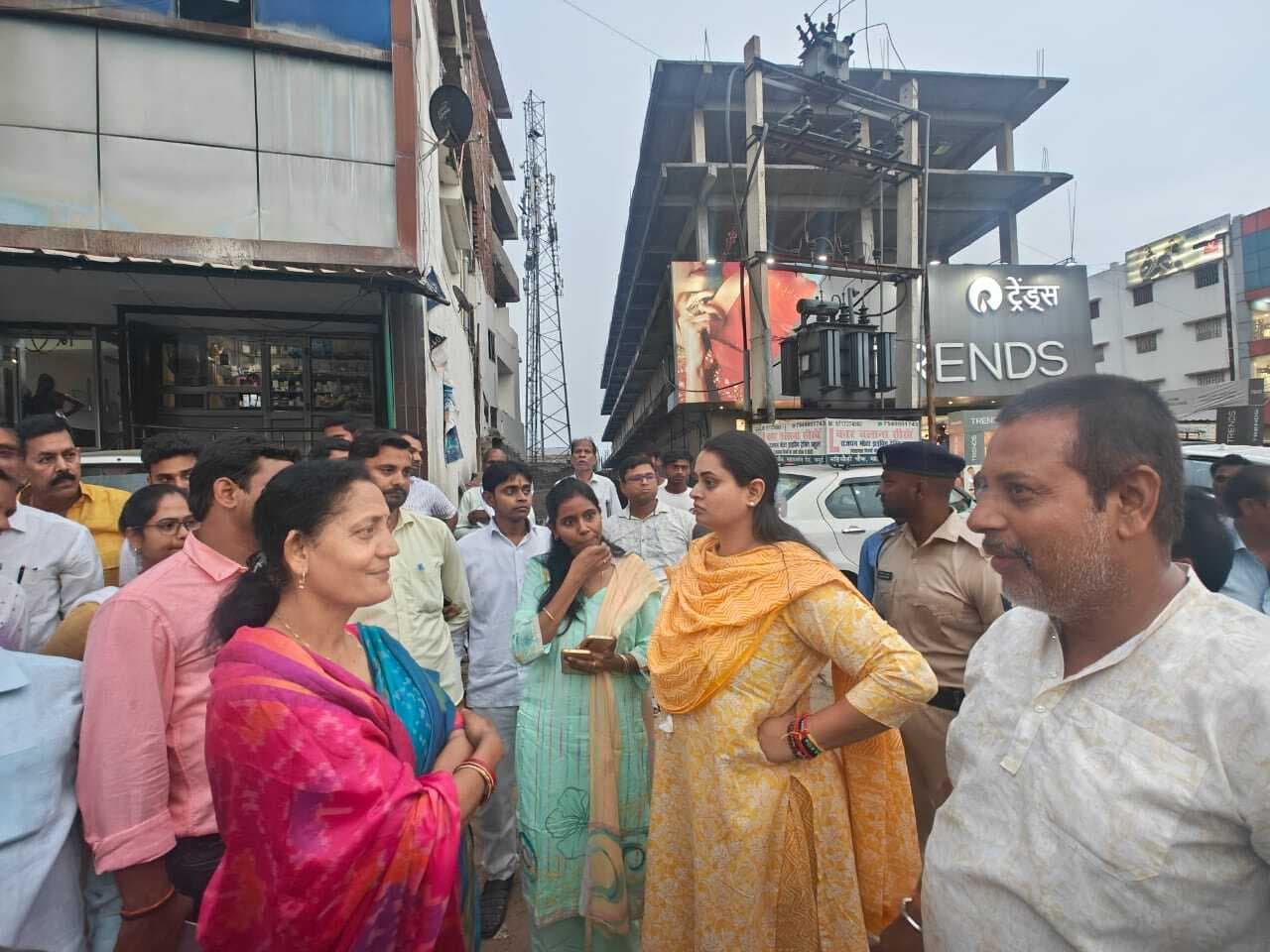 श्रेयसी सिंह ने नगर बाजार क्षेत्र में प्रस्तावित नाला निर्माण स्थल का किया निरीक्षण