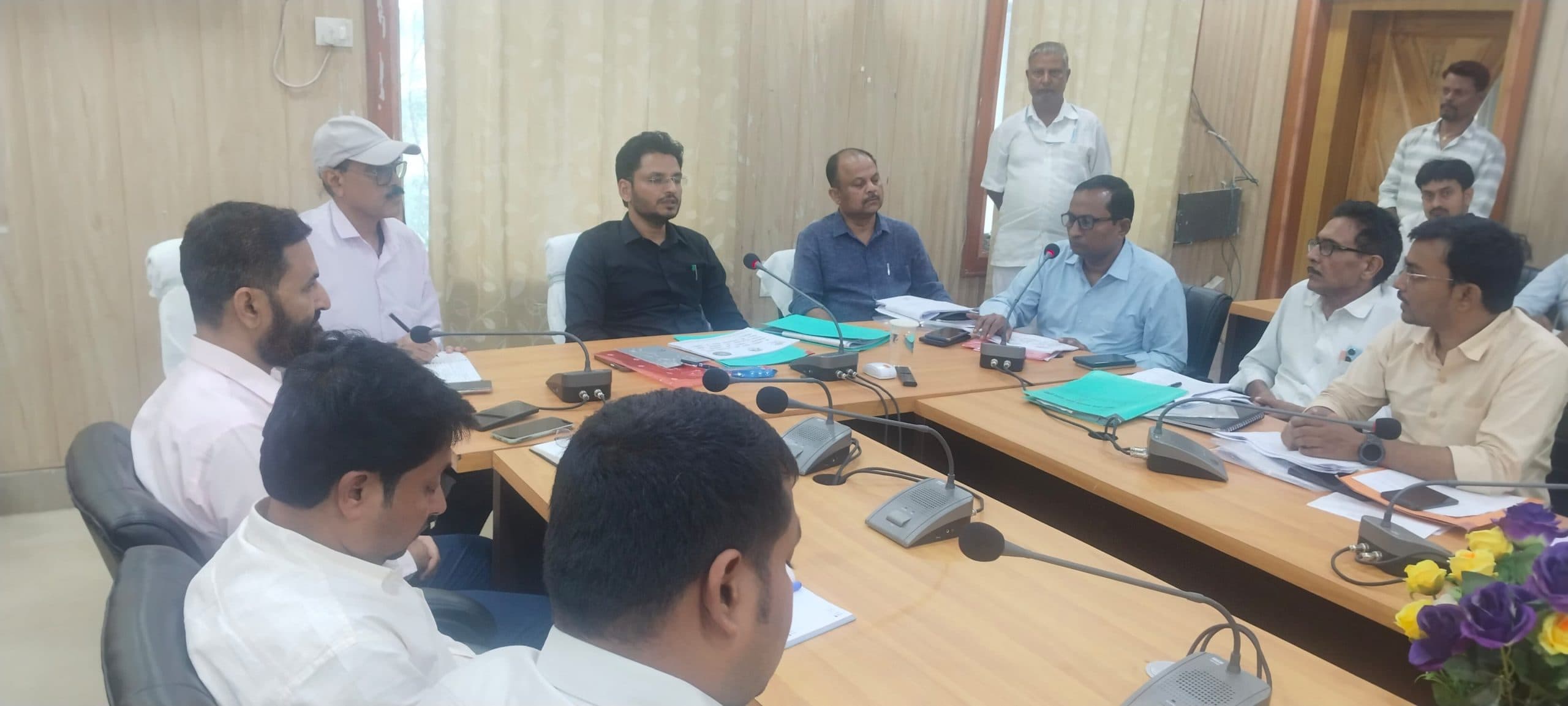 Madhubani News : अनाधिकृत रूप से अनुपस्थित शिक्षक को करें निलंबित : डीएम