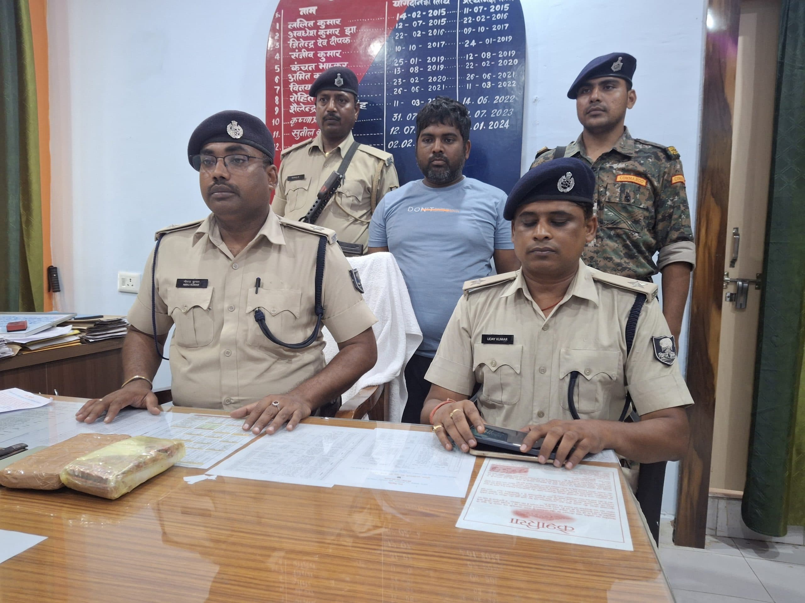 Motihari: 25 हजार के इनामी अपराधी 30 लाख रुपए के चरस के साथ गिरफ्तार