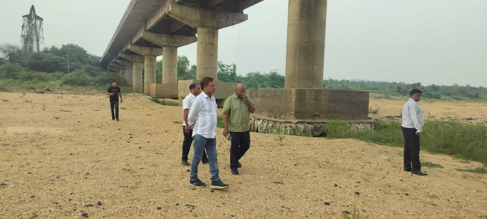 Bokaro News : बालू उठाव के कारण पुल के पिलर हुए जर्जर