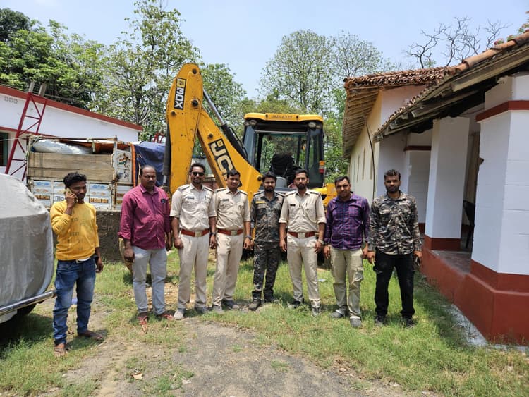 Giridih News: वन भूमि में अवैध खनन करती जेसीबी जब्त, संचालक फरार