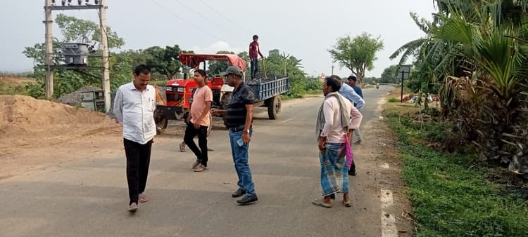 सड़क पर रखकर गिट्टी व बालू बेचने वालों को सीओ ने दी चेतावनी