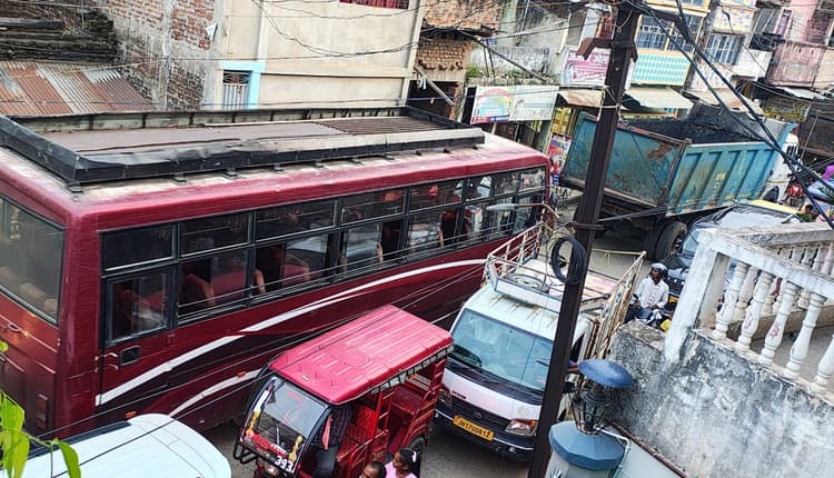 बालिका उच्च विद्यालय रोड में लगा आधे घंटे तक जाम