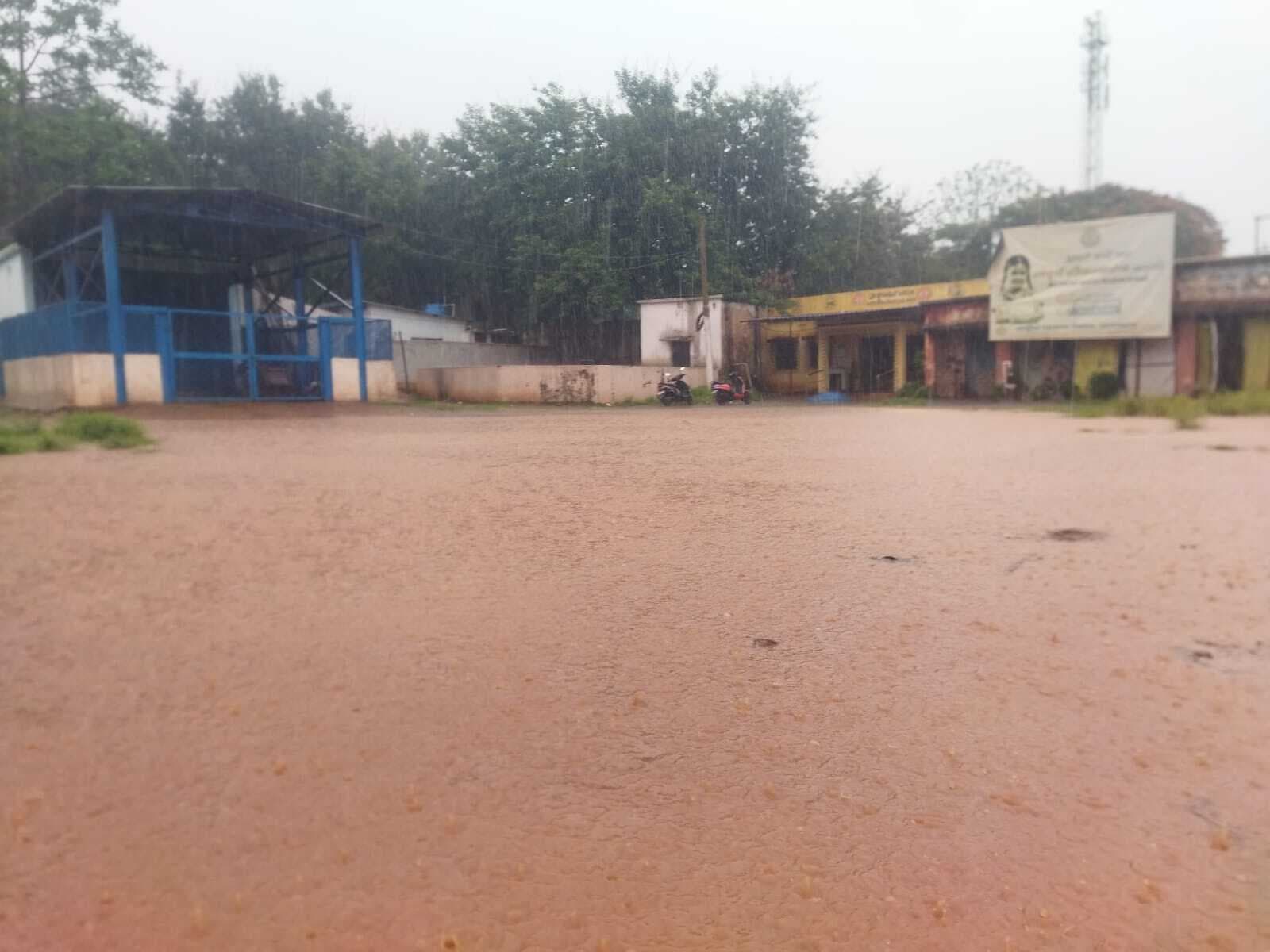 Chaibasa News : नालियां जाम होने से सड़क पर बह रहा गंदा पानी