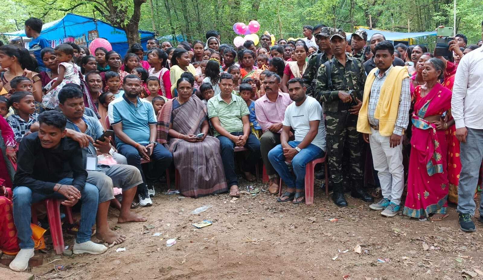 Chaibasa News : भक्तों ने अंगारों पर चलकर दिखायी शिवभक्ति