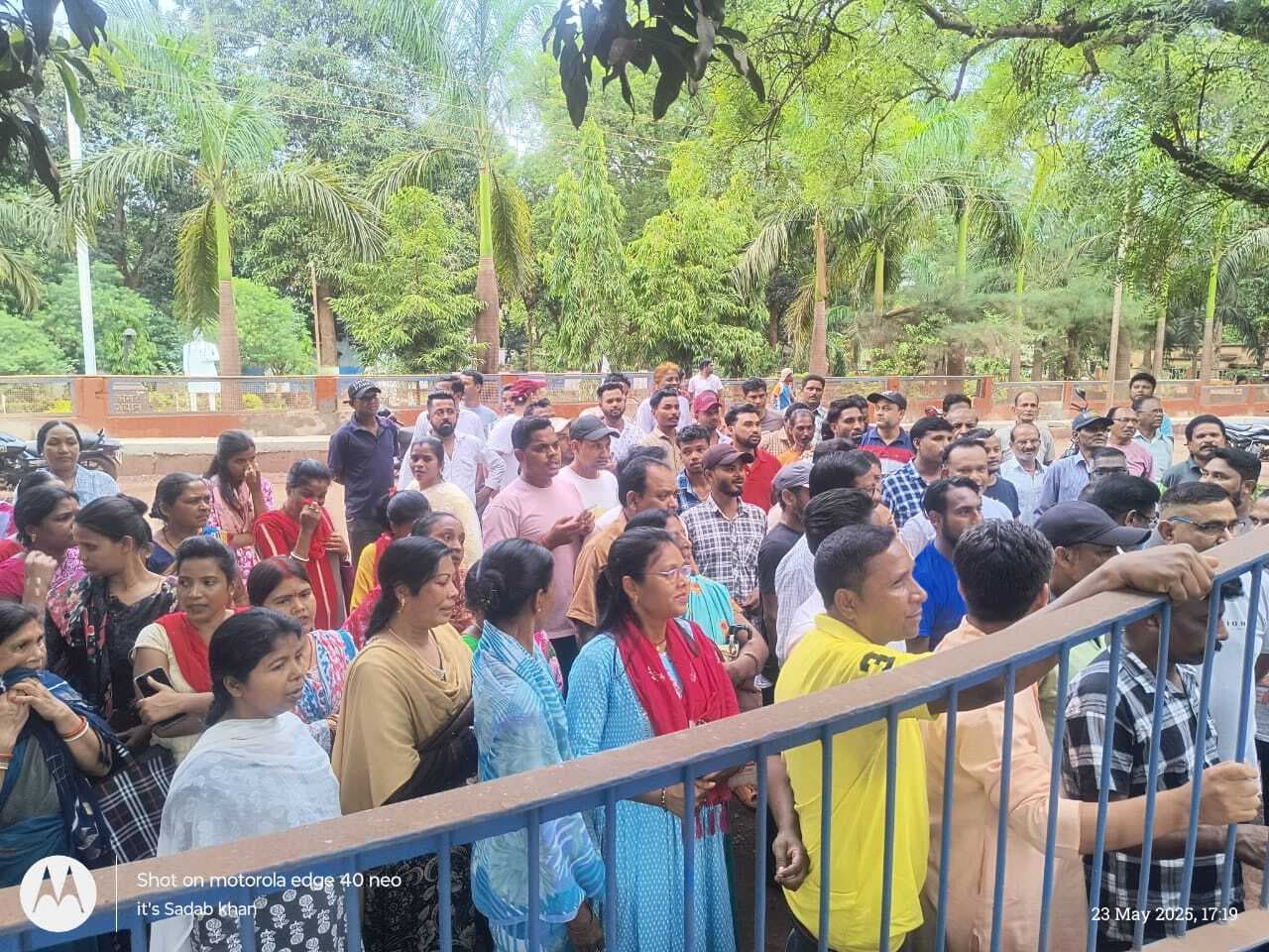 Chaibasa News : सेल गुवा व चिरिया में बाहरी की बहाली के खिलाफ मजदूरों का गुस्सा फूटा