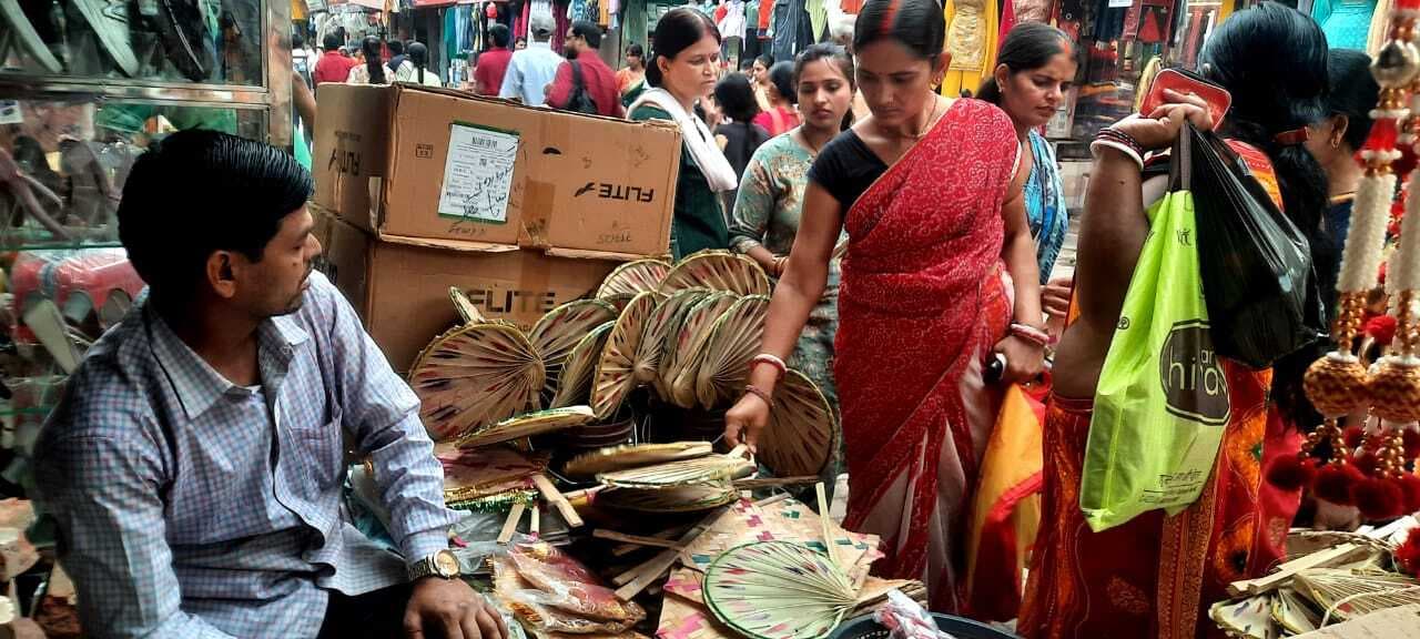 पति की लंबी आयु के लिए महिलाएं कल रखेंगी निर्जला व्रत