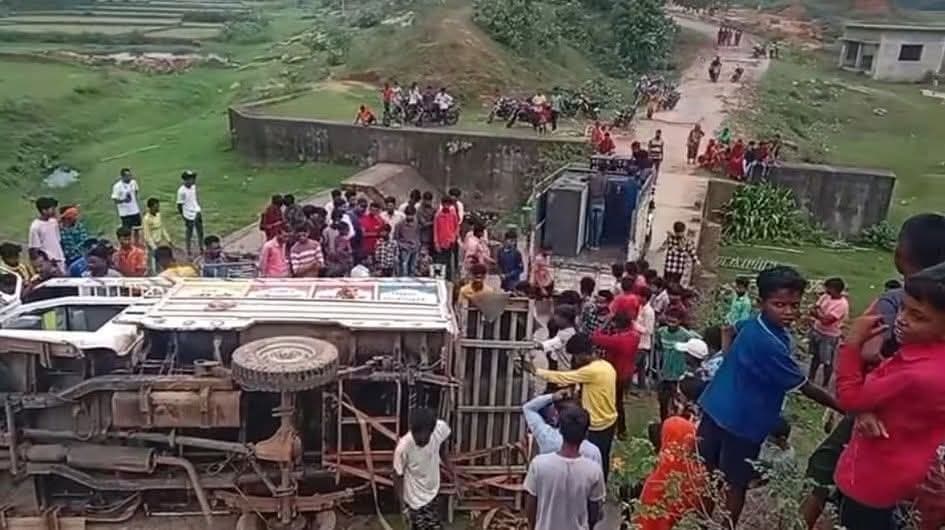 Giridih News: डीजे लदा वाहन पलटा, बाल-बाल बचा चालक