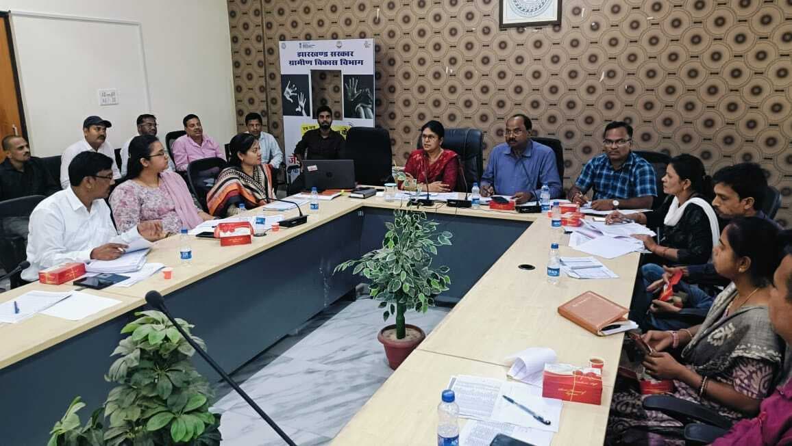 Giridih News: डीडीसी ने की विभिन्न विकासात्मक योजनाओं की समीक्षा, दिये कई निर्देश