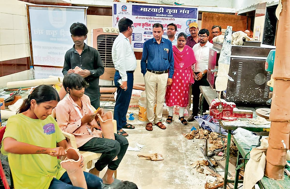 Seraikela News : सरायकेला में कृत्रिम अंग प्रत्यारोपण शिविर के दूसरे दिन अमृत धारा का शुभारंभ