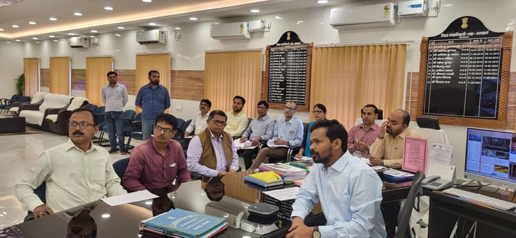 विधानसभा चुनाव की तैयारी पर राजनीतिक दलों के साथ मंत्रणा