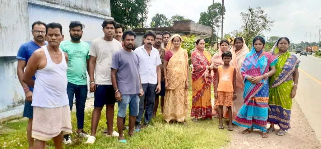 East Singhbhum News : बरसात में कापागोड़ा के 25 घरों में जमा रहता है पानी, घुसते हैं सांप-बिच्छू