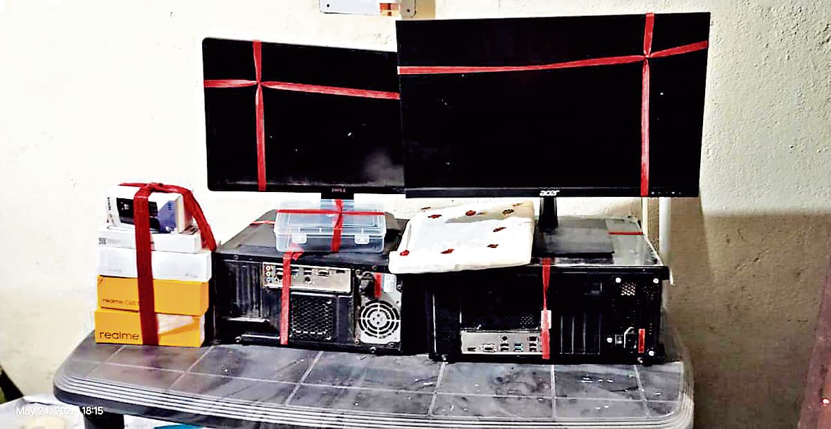 East Singhbhum News : फर्जी जन्म प्रमाण पत्र बनाने में उपयोग होने वाले उपकरण जब्त