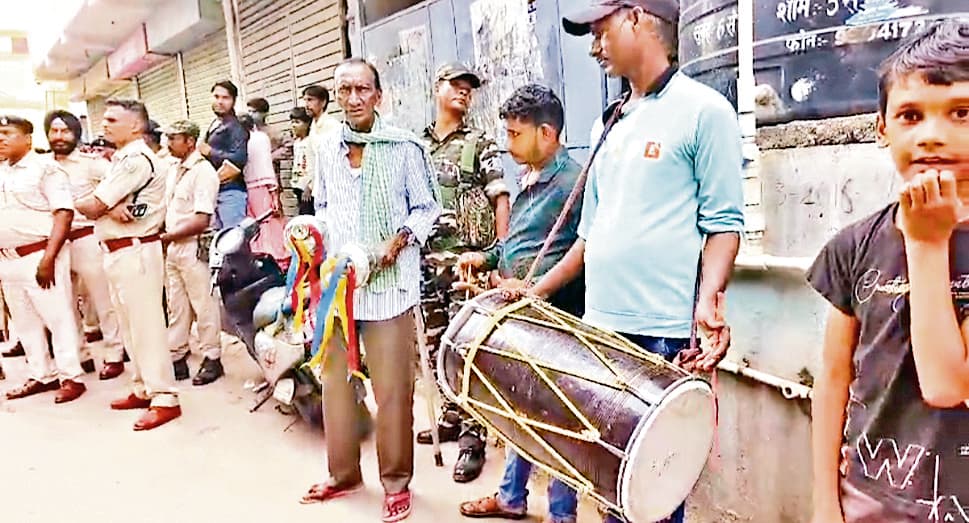 Ranchi News : जानलेवा हमला और आर्म्स एक्ट के केस में पूर्व पार्षद असलम सहित पांच फरार घोषित