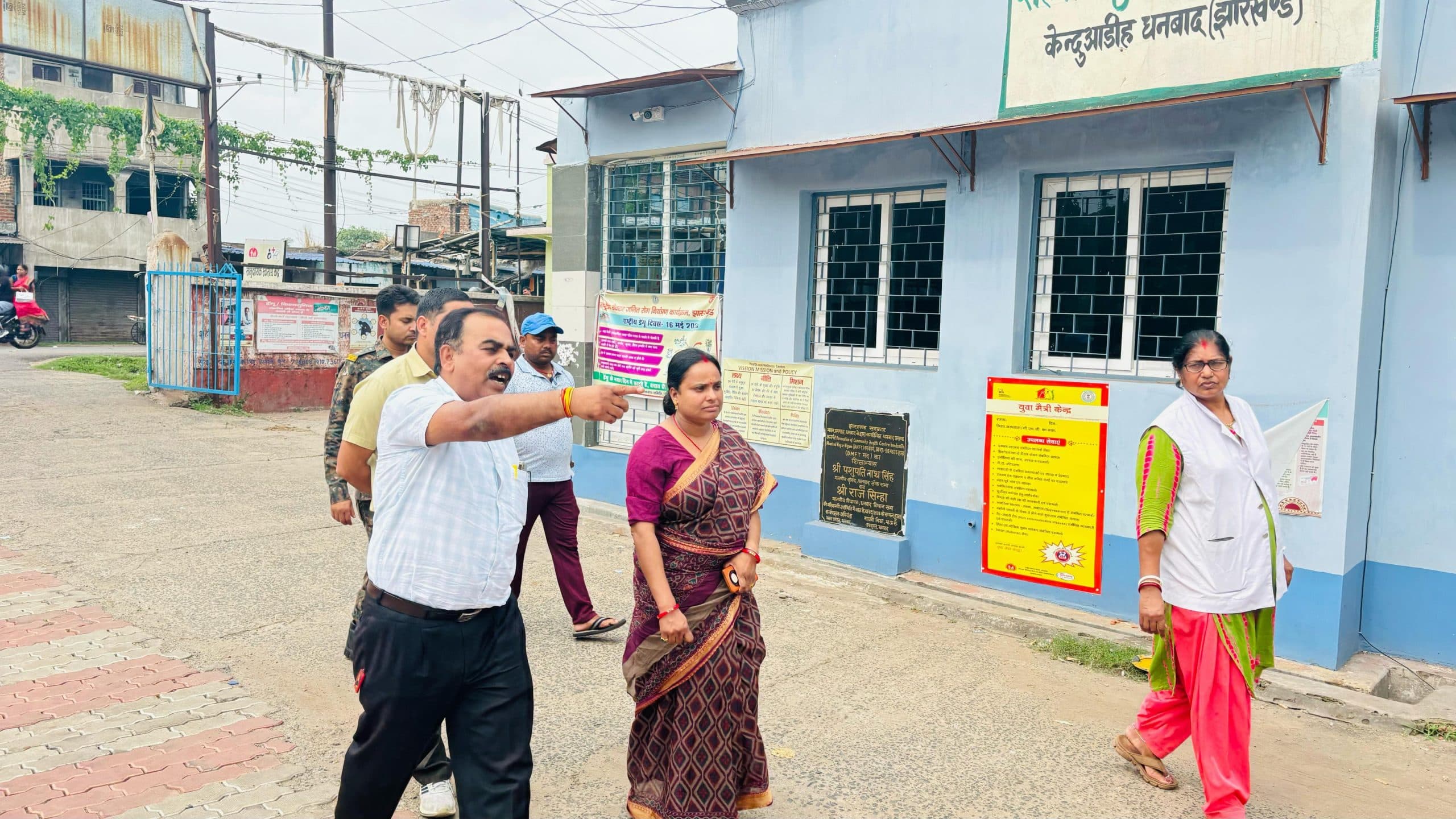 Dhanbad News : जिप अध्यक्ष ने किय निरीक्षण- केंदुआ सीएचसी में नहीं मिले चिकित्सक, टूटे बेड पर हो रहा था मरीजों का इलाज