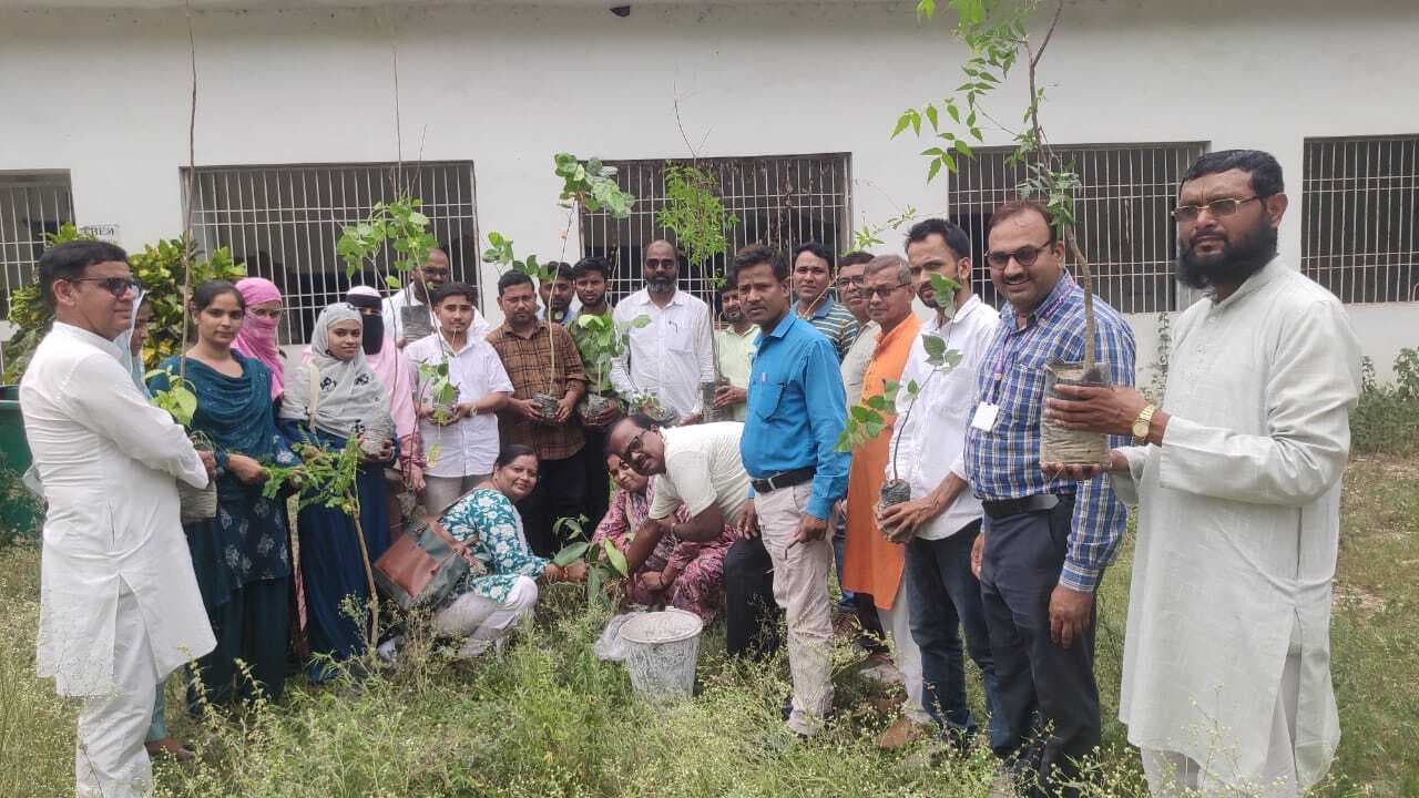 गोपेश्वर काॅलेज में शिक्षक, छात्र व छात्राओं ने किया पौधारोपण