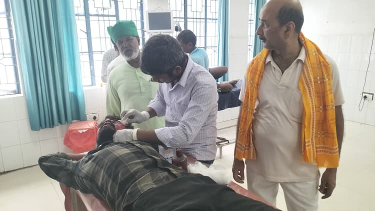 बच्चे को बचाने में गिर कर बाइक सवार दो युवक जख्मी