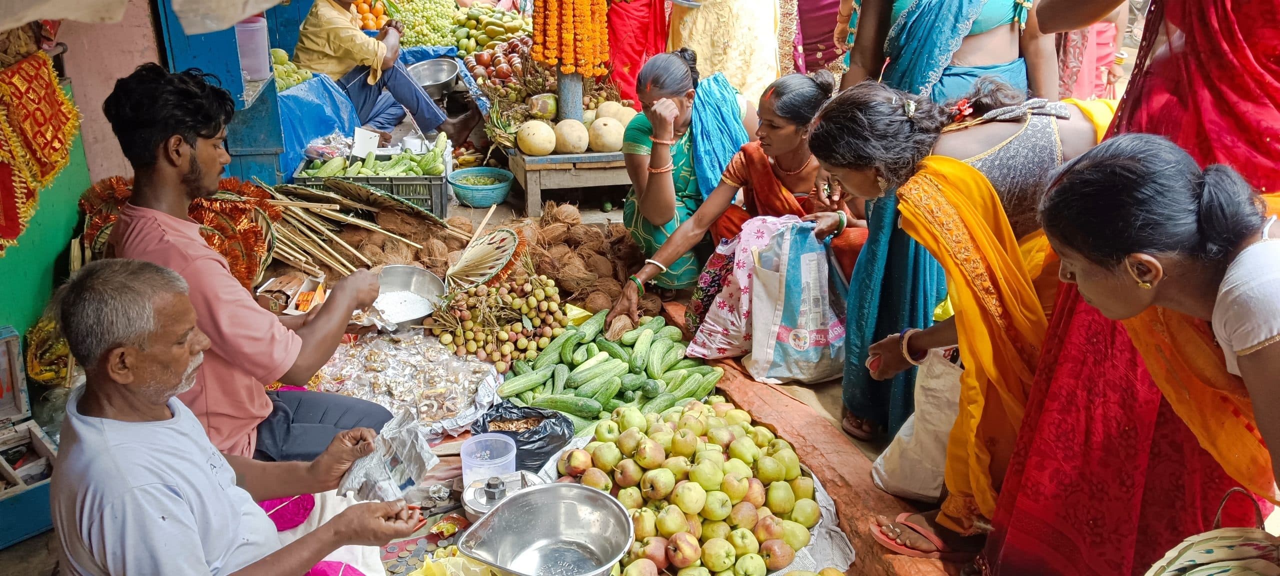 फलों की बढ़ी कीमत, 50 रुपये में बिक रहा पंखा