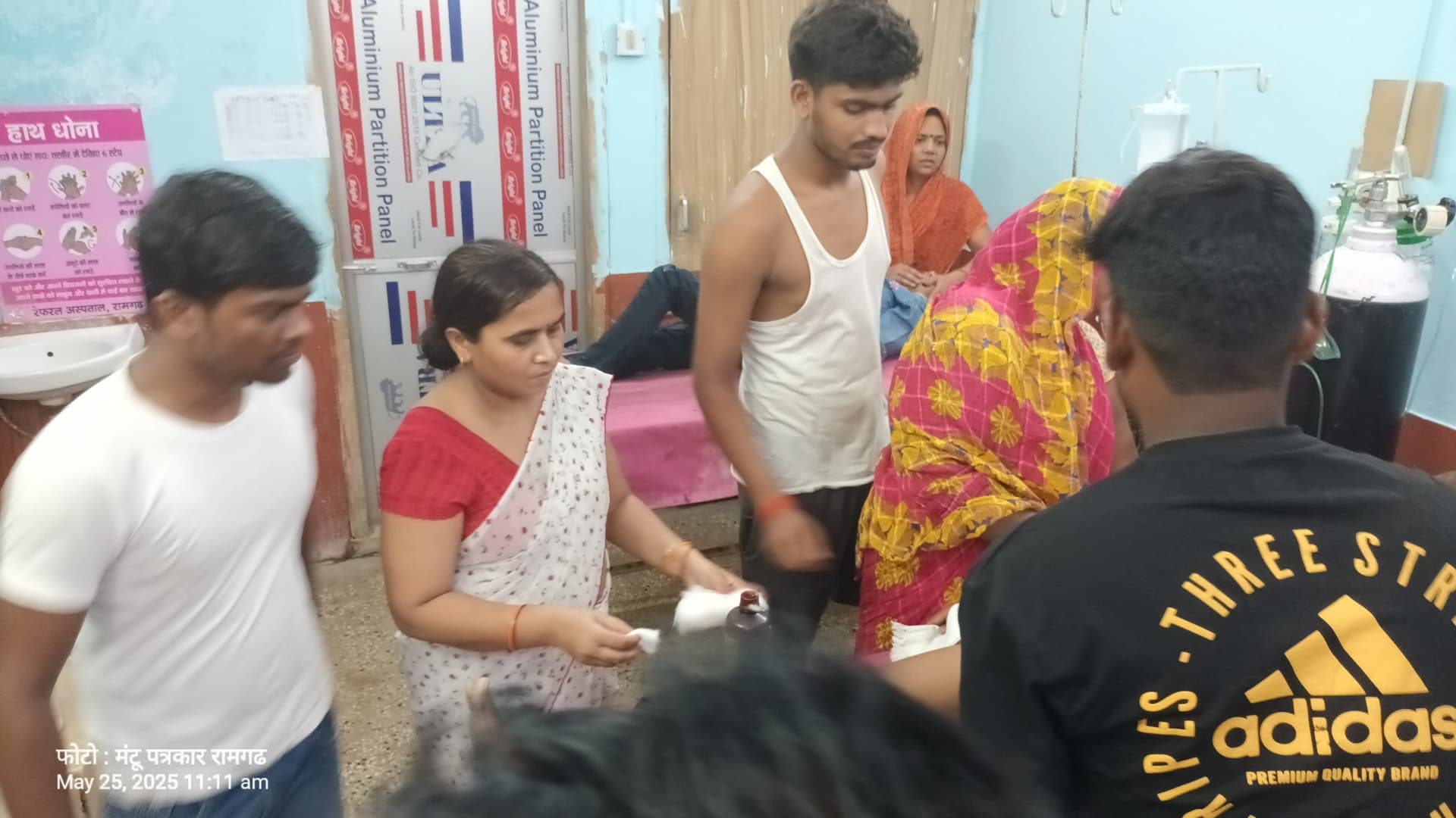 मैजिक की टक्कर से बाइक सवार भाई-बहन घायल