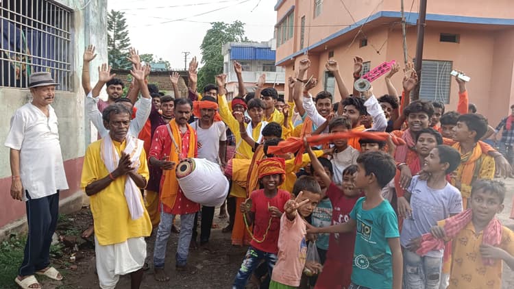 मुहल्ले-मुहल्ले जाकर कीर्तन मंडली ने हरिनाम कीर्तन का किया गायन