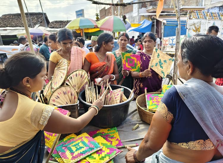 वट सावित्री पूजा को लेकर गुरुआ बाजार में खूब बिके पंखे व फल