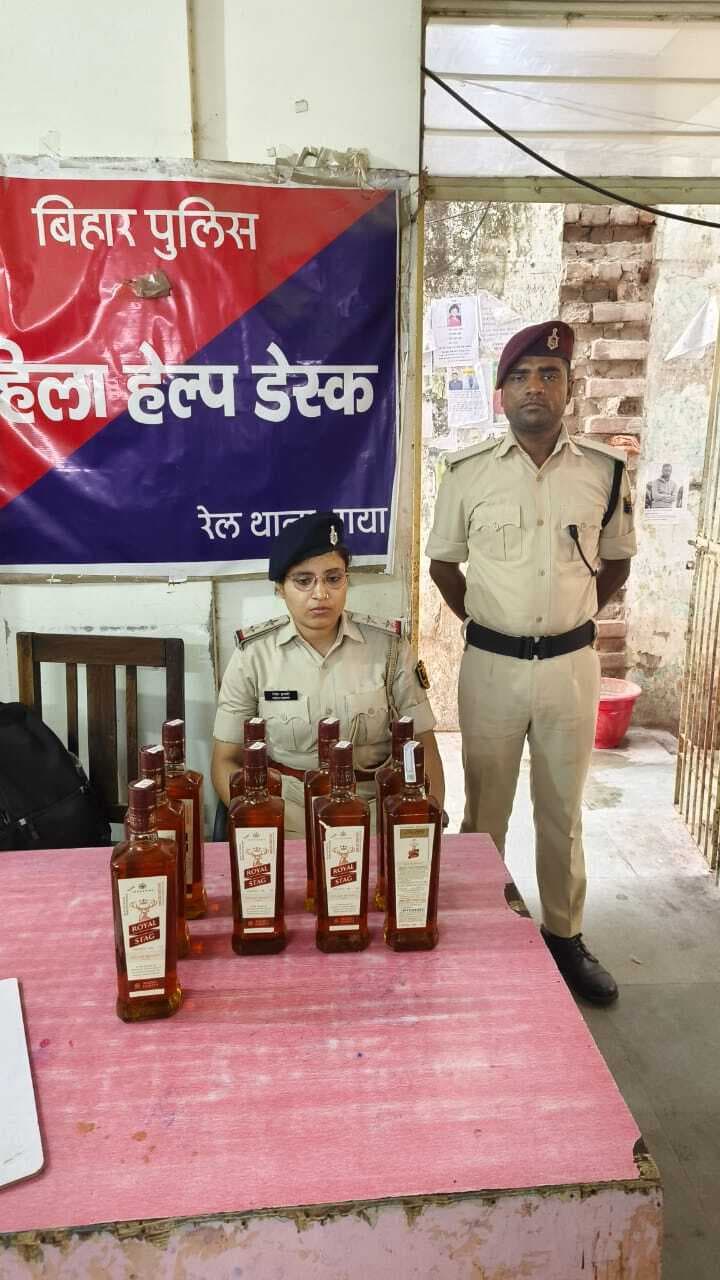 पलामू एक्सप्रेस से नौ बोतल विदेशी शराब जब्त