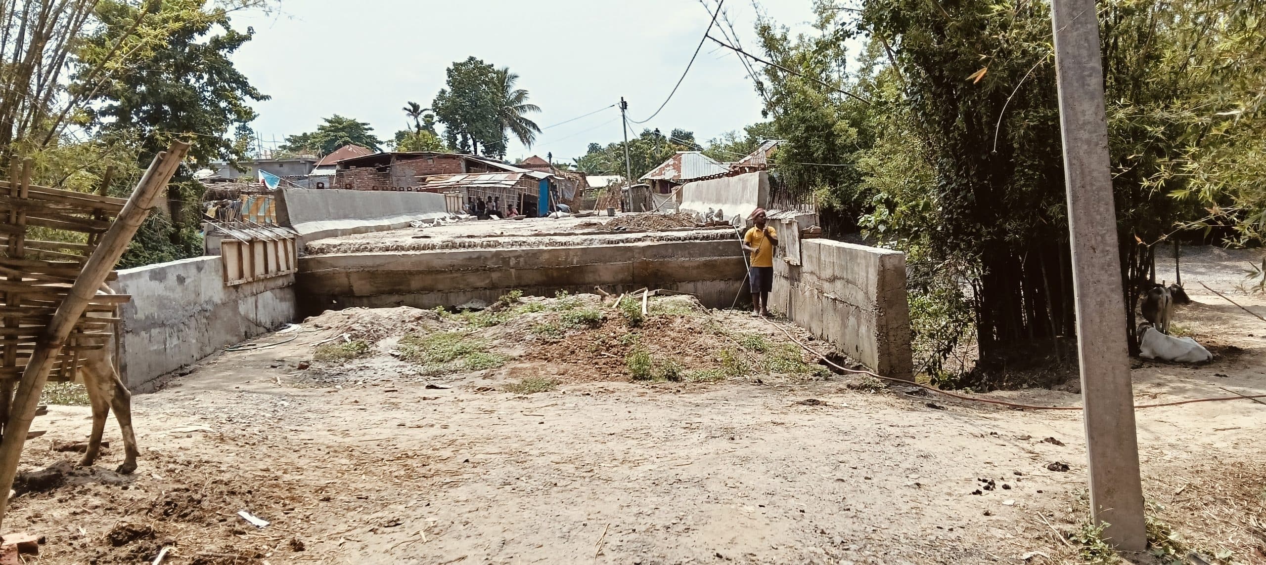 उच्च स्तरीय पुल निर्माण कार्य अधूरा, आवागमन में हो रही परेशानी