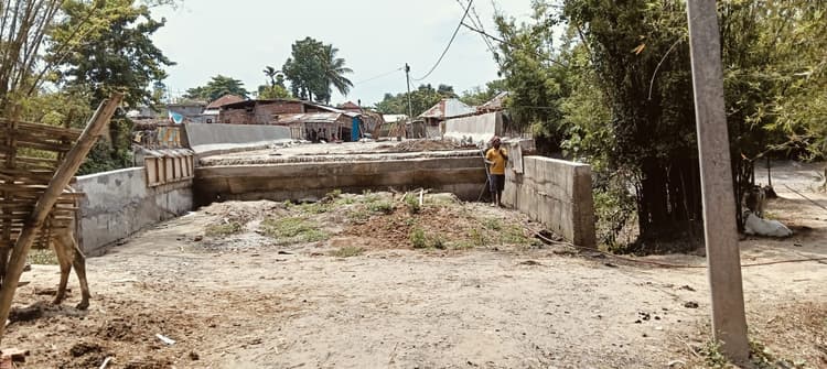 उच्च स्तरीय पुल निर्माण कार्य अधूरा, आवागमन में हो रही परेशानी