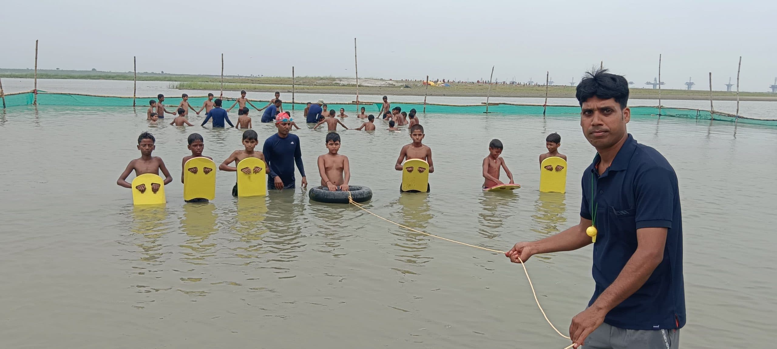 hajipur news. आपदा विभाग की पहल : बच्चों को तैराकी सिखाकर बचायी जायेगी जान