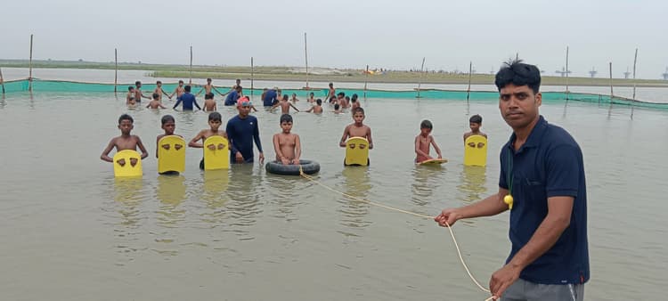 hajipur news. आपदा विभाग की पहल : बच्चों को तैराकी सिखाकर बचायी जायेगी जान