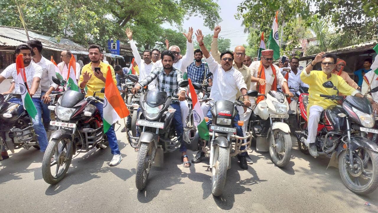 सैनिकों के अभिनंदन में निकाली गयी तिरंगा यात्रा