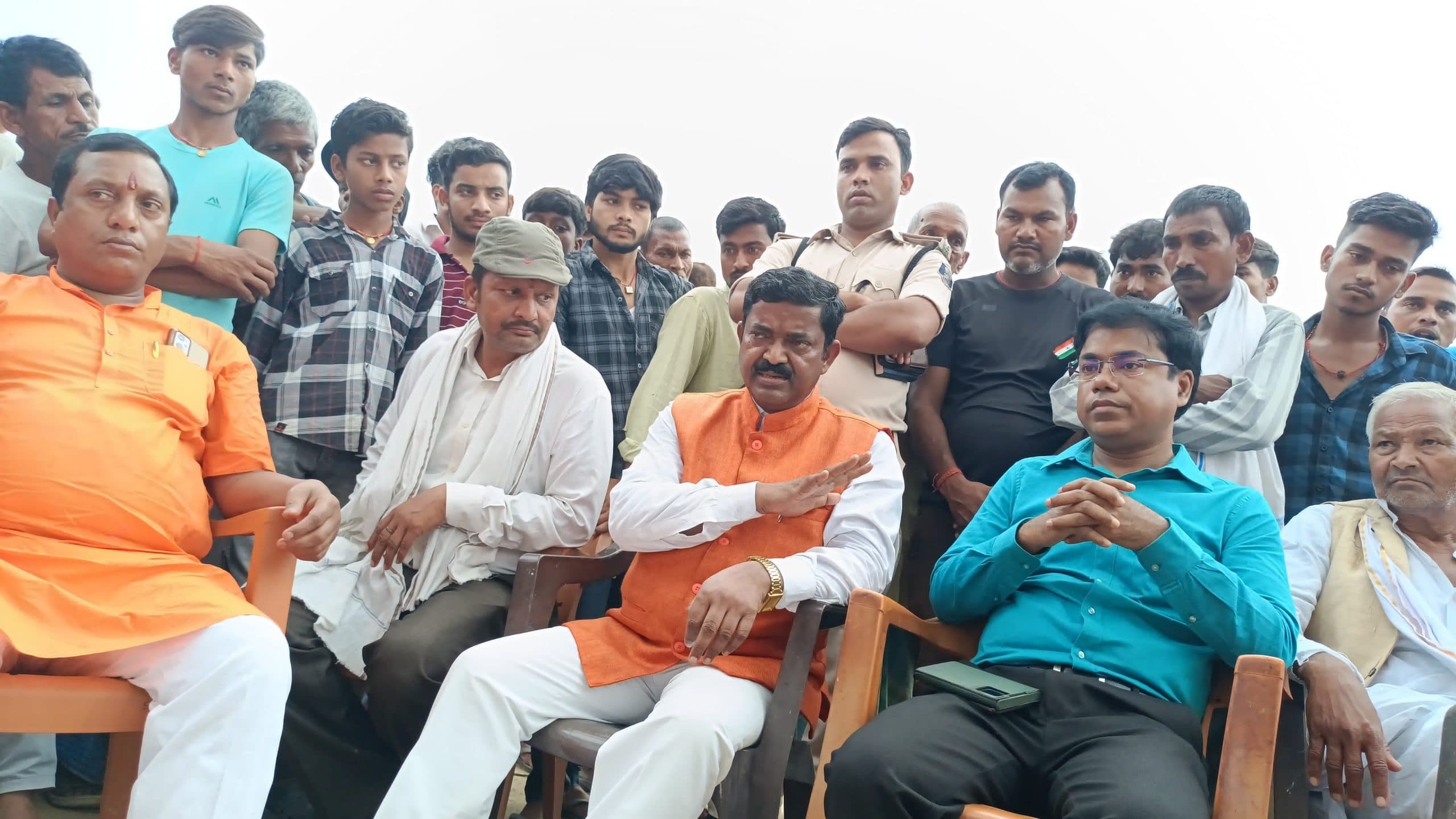 शिक्षक ने 96 घंटों के बाद अपना अनशन किया समाप्त