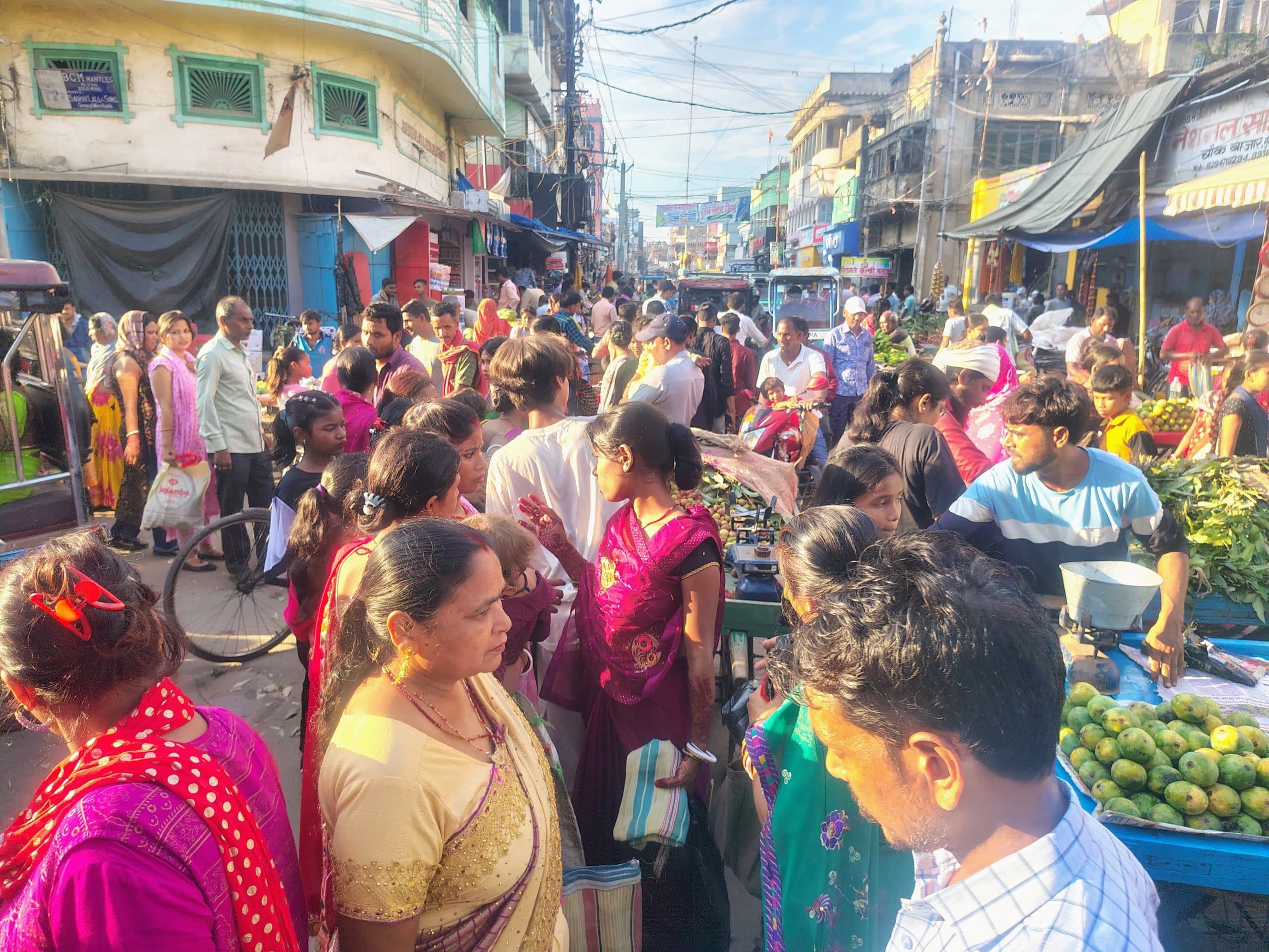 वट सावित्री व्रत व सोमवती अमावस्या आज, बाजार में खरीदारी को भीड़