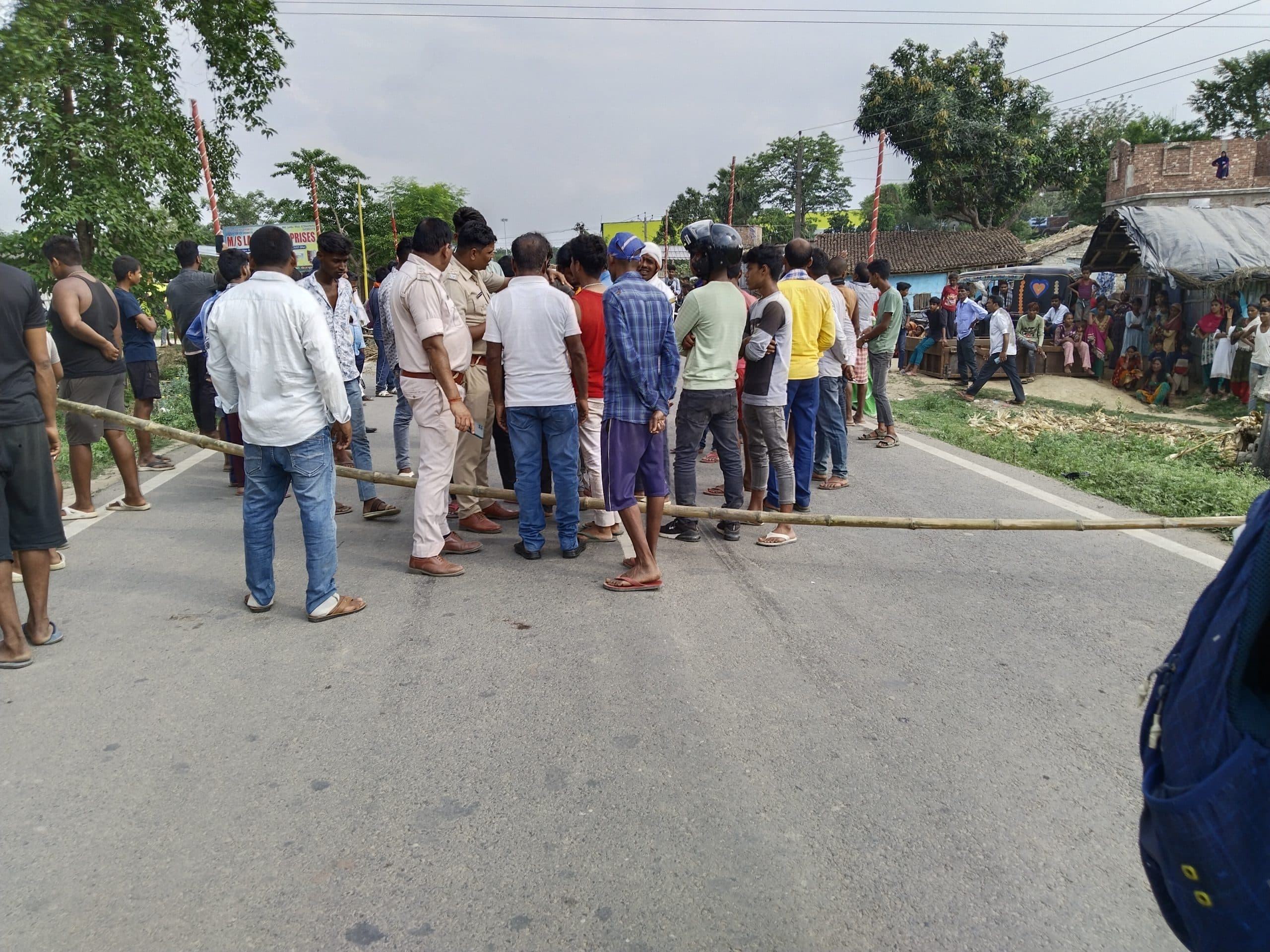 सड़क किनारे खेल रही मासूम को ट्रक ने रौंदा, मौके पर ही मौत