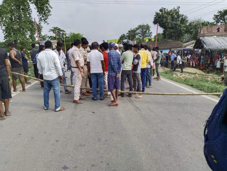 सड़क किनारे खेल रही मासूम को ट्रक ने रौंदा, मौके पर ही मौत