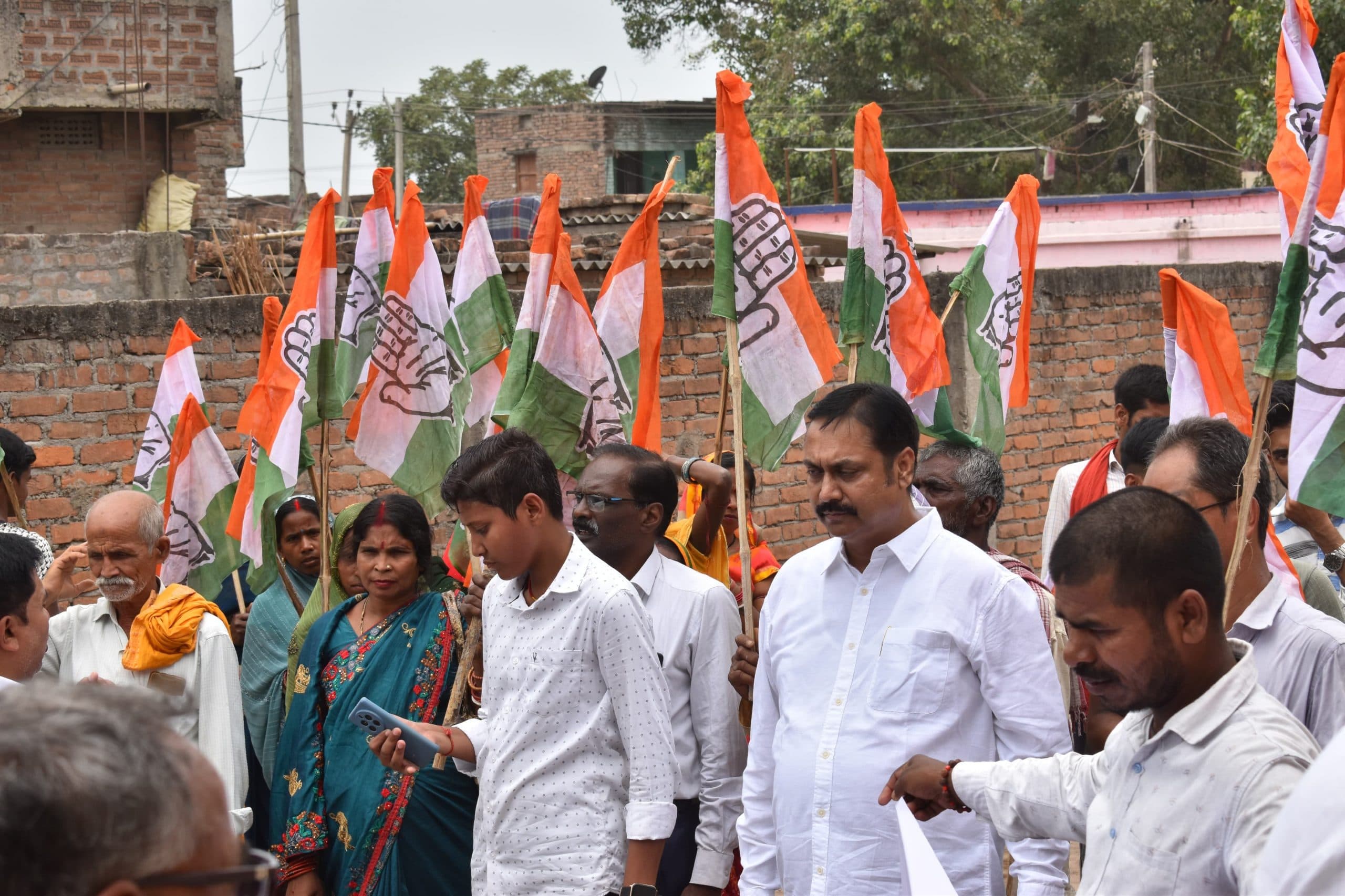 Political news from Samastipur:कांग्रेस कार्यकर्ताओं ने निकाली संविधान बचाओ रैली