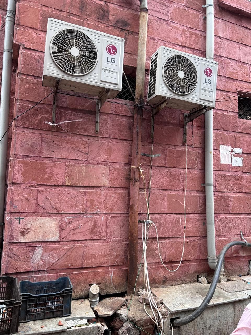 Deoghar News : बाबा मंदिर के पैनल रूम के एसी का पाइप चोरी