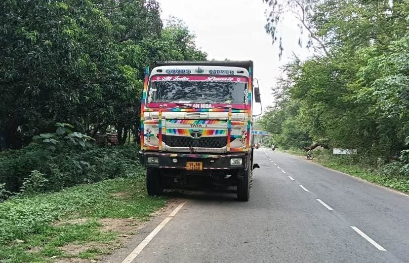 भाजपाइयों ने बालू लदे हाइवा पकड़ कर पुलिस को सौंपा