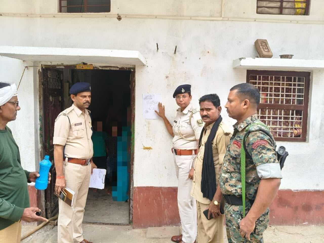 तीन आरोपितों के घर चिपकाया गया इश्तेहार